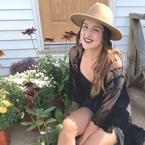 Meet your Posher, Sara - Picture 1 of 4